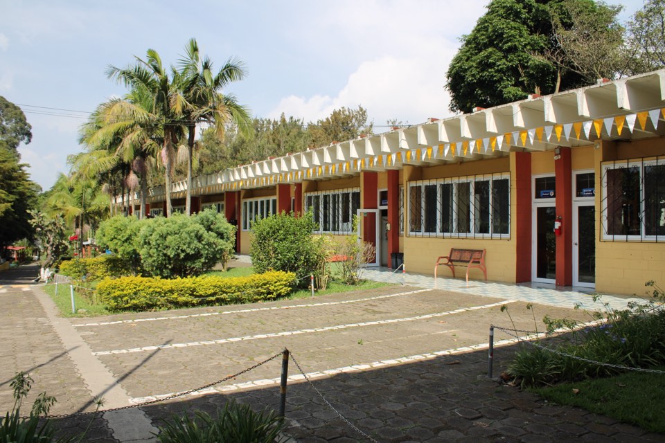 Patio y jardines frente a los salones de clase