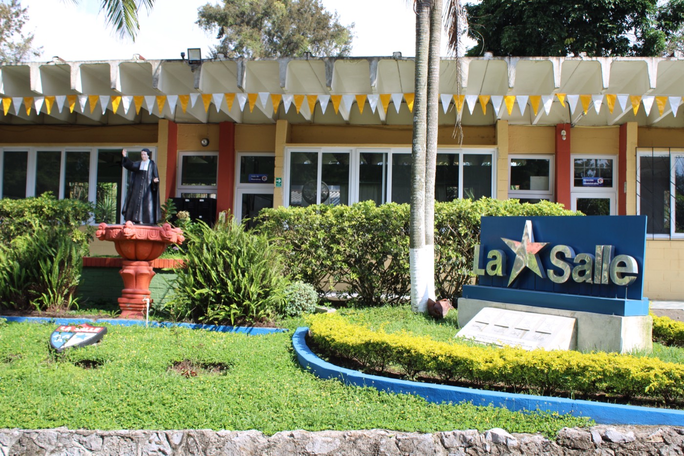 Jardín del Instituto con el letrero de La Salle frente a los corredores