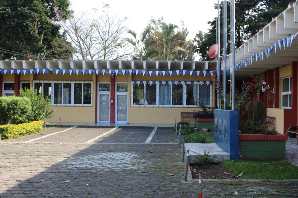Edificios del Instituto con banderines azules y blancos